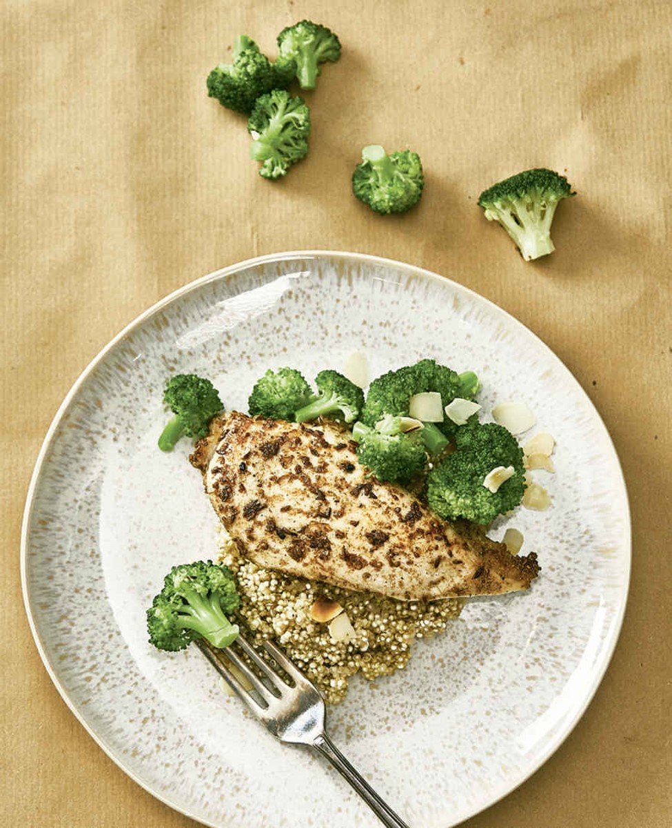 Gewürzhähnchen mit Brokkoli, Mandelblättchen und Quinoa